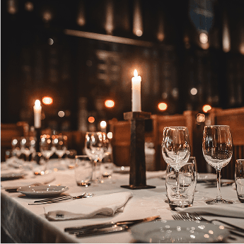 Mesa posta no restaurante Kais