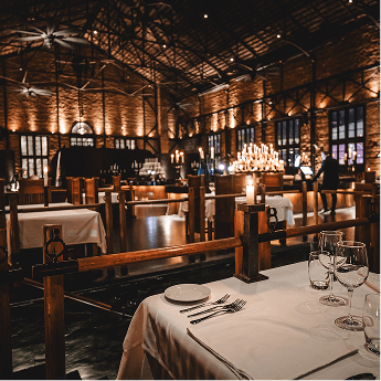 Mesa posta no restaurante Kais